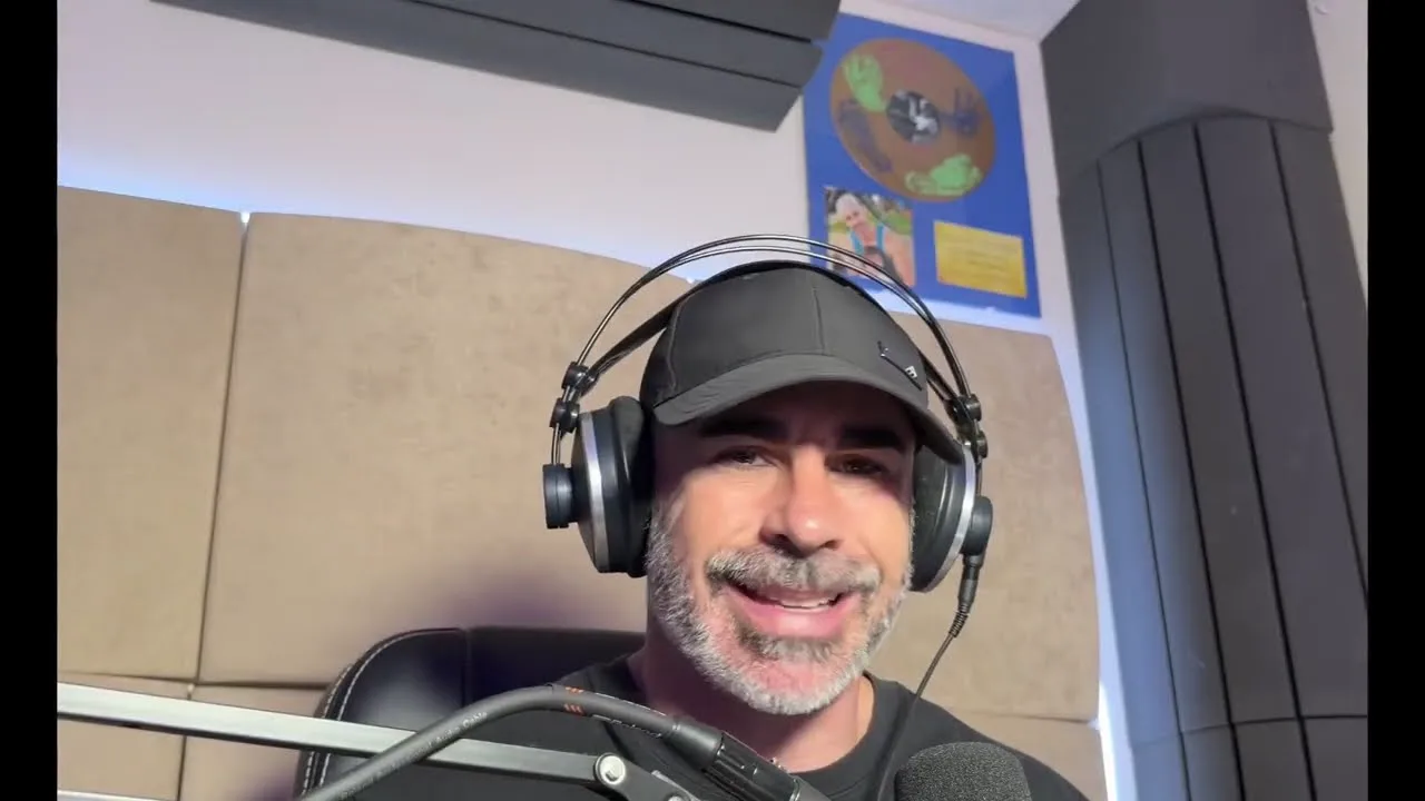 Dani Sinergia in headphones in his studio, the first frame of his review.